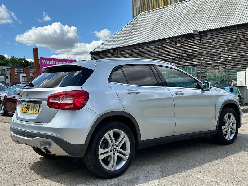 Mercedes-Benz GLA view 3