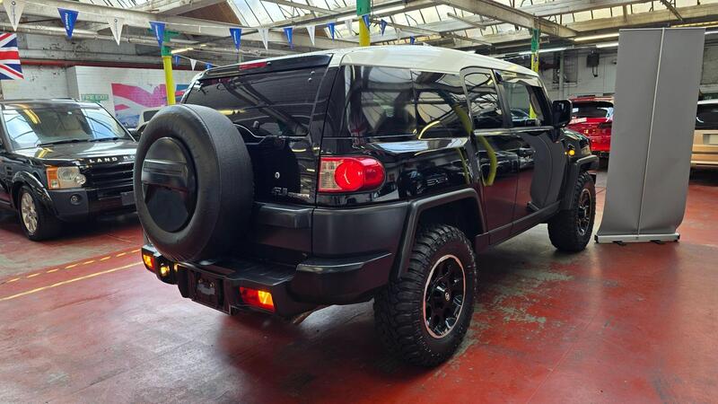 Toyota FJ Cruiser view 3