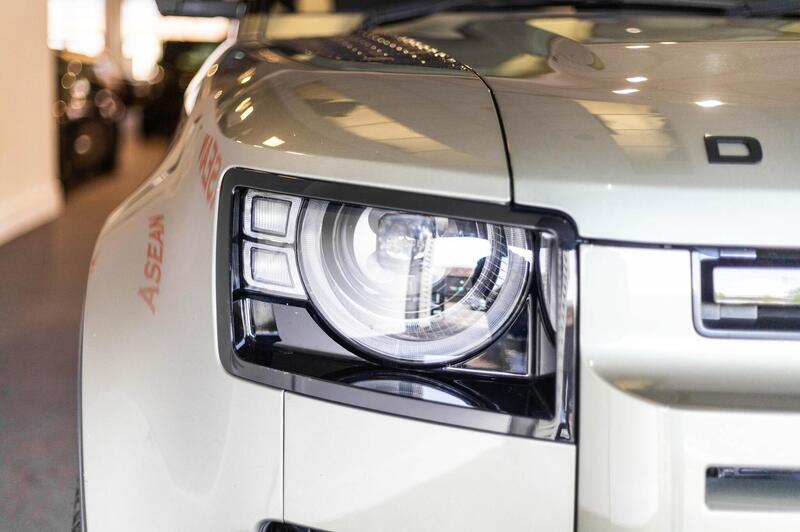 Land Rover Defender 110 view 3