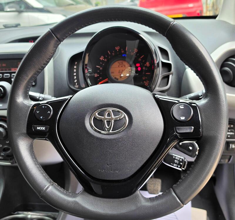 Toyota AYGO 1.0 VVT-i x-play Euro 5 5dr Euro 5 thumbnail 32