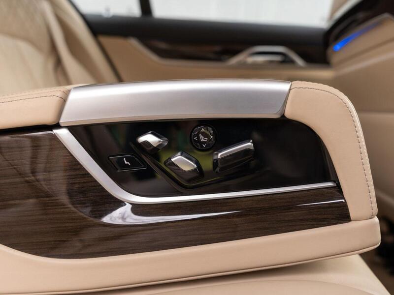 BMW 7 Series view 17