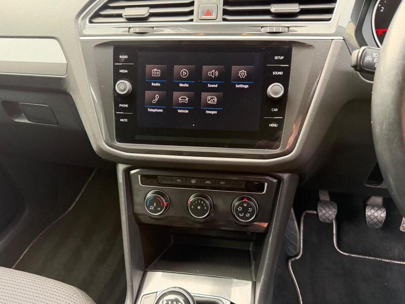 Volkswagen Tiguan view 4