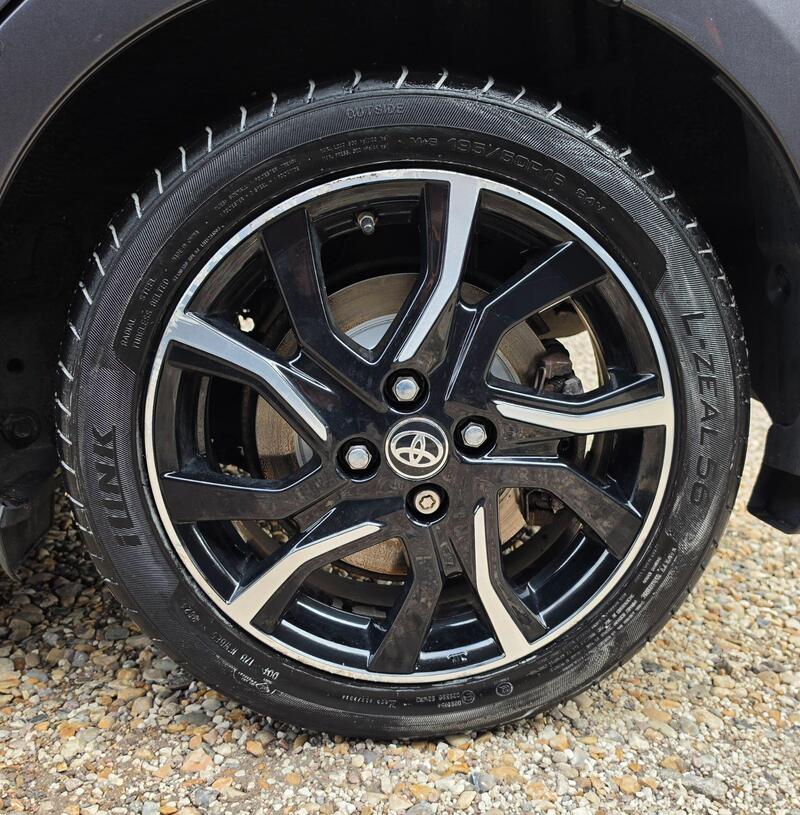Toyota Yaris 1.5 VVT-h Design E-CVT Euro 6 (s/s) 5dr thumbnail 13