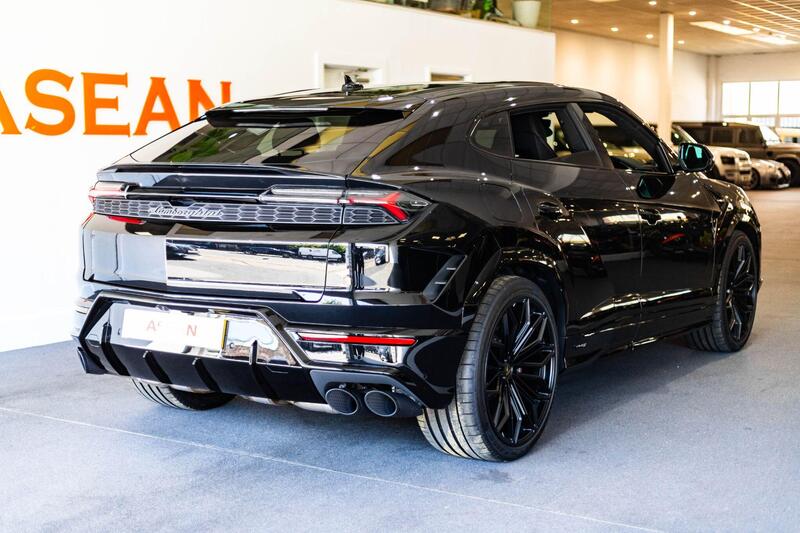 Lamborghini Urus view 7