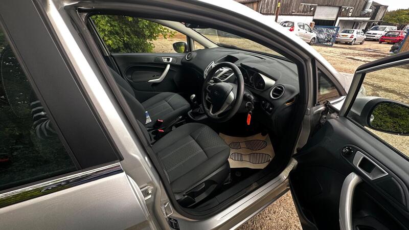 2012 Ford Fiesta — photo 15
