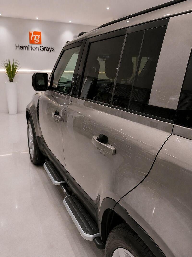 Land Rover Defender 110 view 5
