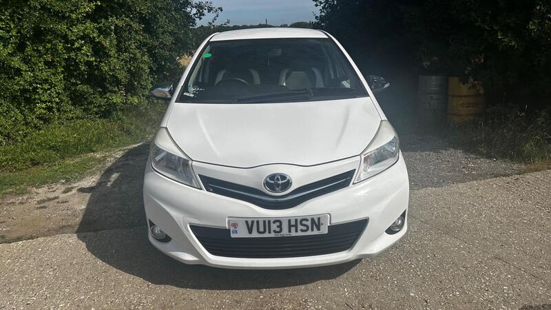 2013 Toyota Yaris — photo 2