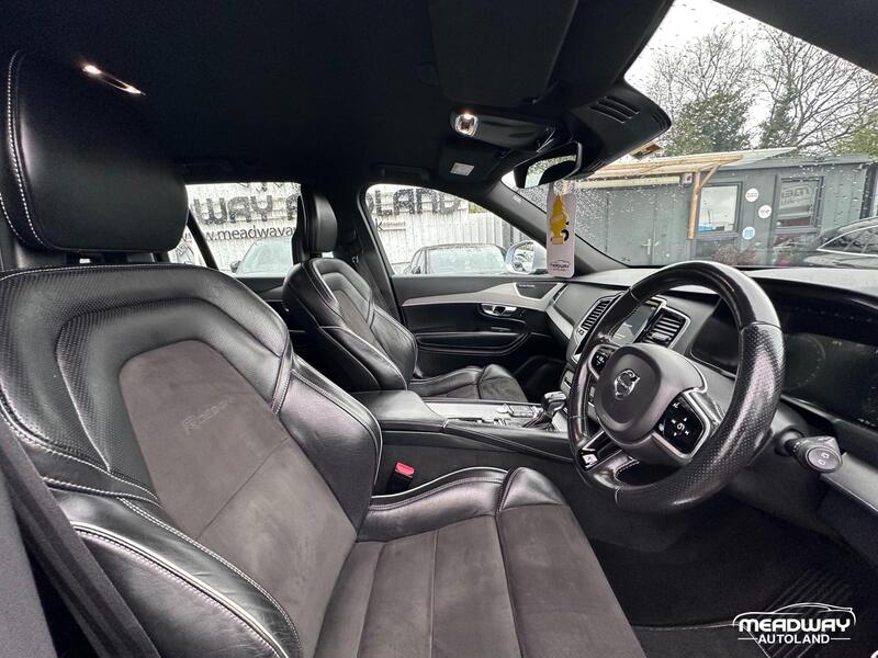Volvo XC90 view 3