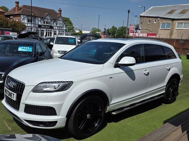 Audi Q7 view 4