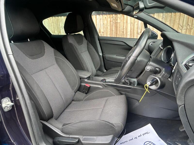 DS Automobiles DS 4 view 3