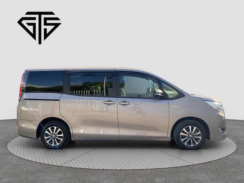 Toyota Noah view 2