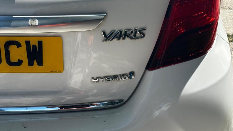 2015 Toyota Yaris — photo 31