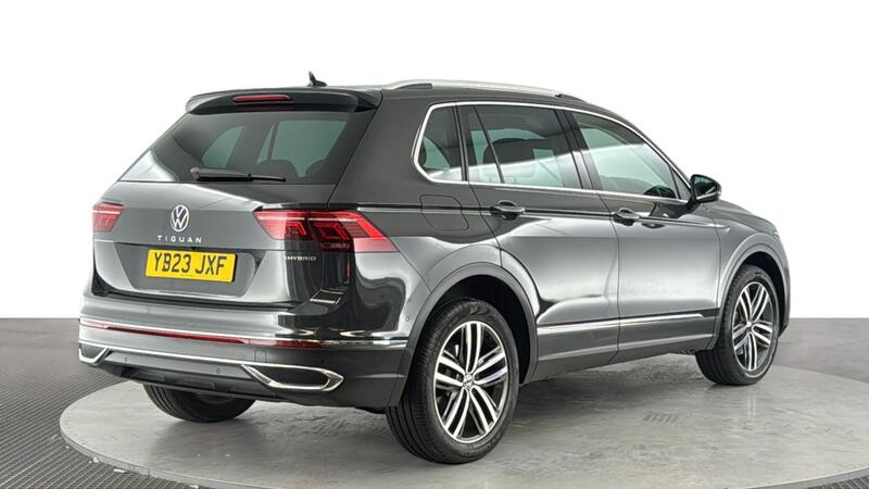 Volkswagen Tiguan view 4