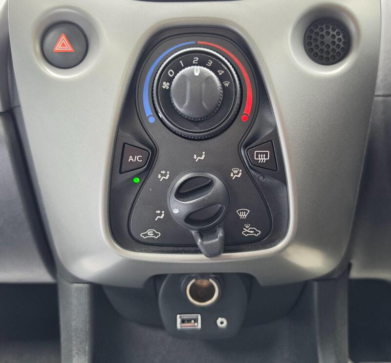 Toyota AYGO 1.0 VVT-i x-play Euro 5 5dr Euro 5 thumbnail 41