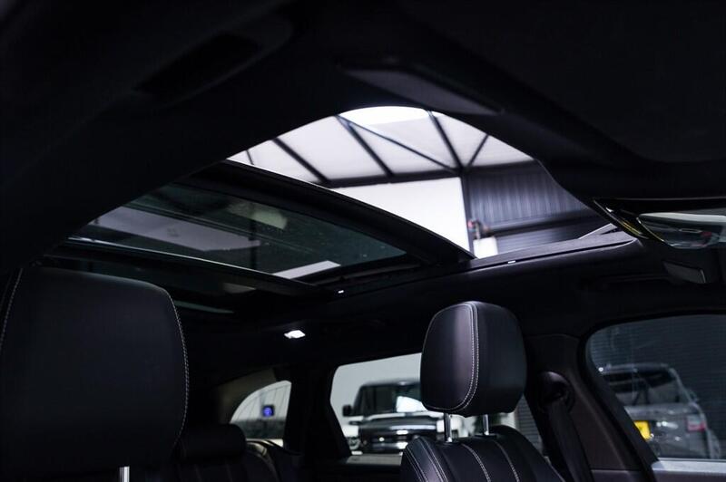 Land Rover Range Rover Velar view 4