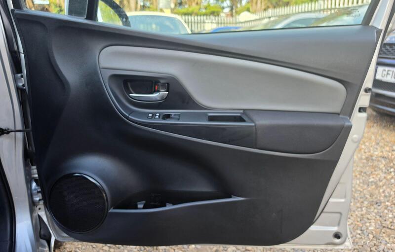 Toyota Yaris 1.5 VVT-h Icon Tech E-CVT Euro 6 (s/s) 5dr thumbnail 15