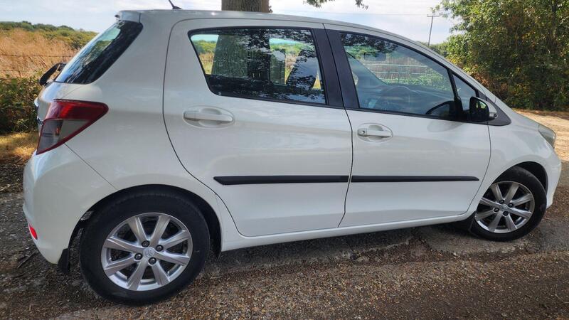 2012 Toyota Yaris — photo 11