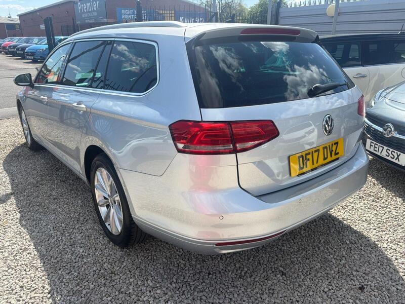 Volkswagen Passat view 4
