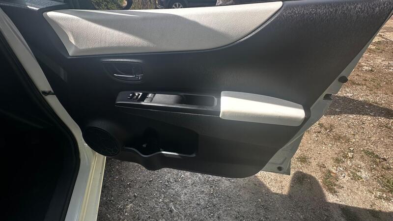 2013 Toyota Yaris — photo 11