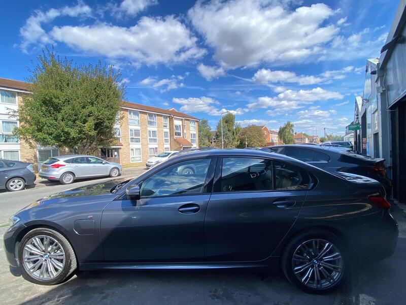 BMW 3 Series view 5