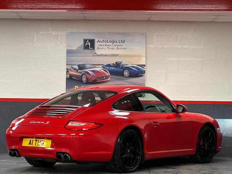 Porsche 911 view 7