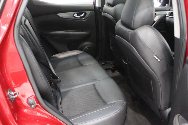2017 Nissan Qashqai in Red — image 17 of 70