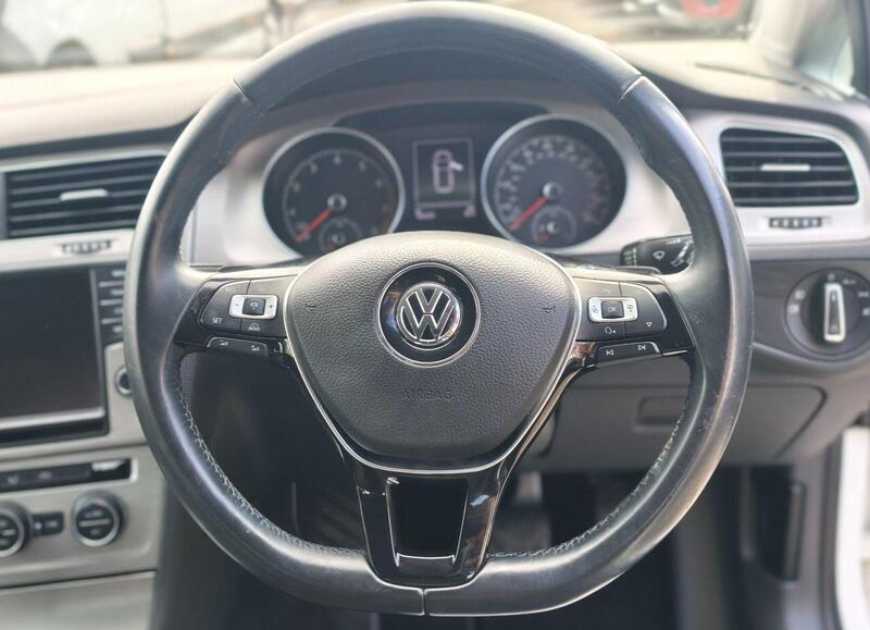 Volkswagen Golf view 3
