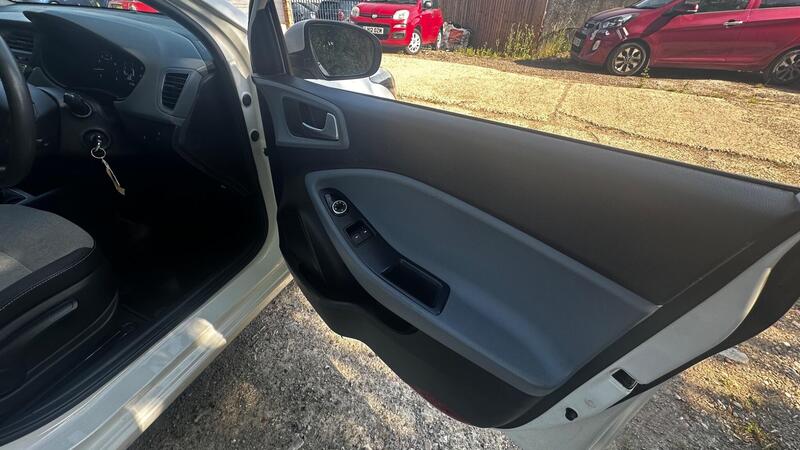 2015 Hyundai i20 — photo 15