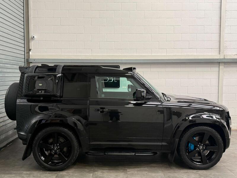 Land Rover Defender 90 view 4
