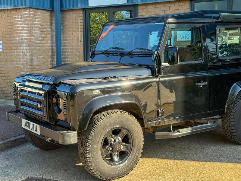 Land Rover Defender 90 view 3