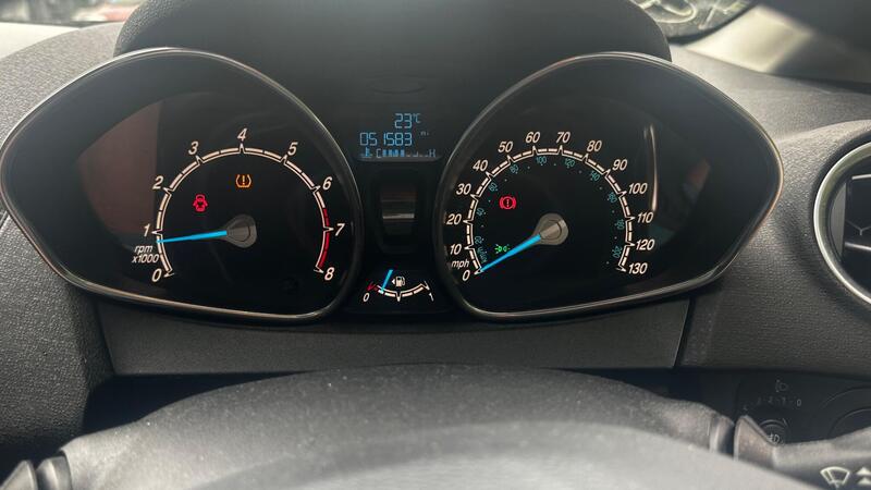 2015 Ford Fiesta — photo 17