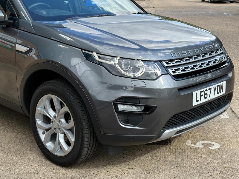 Land Rover Discovery Sport view 3