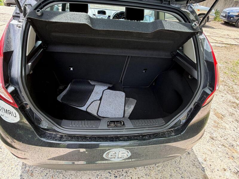 2013 Ford Fiesta — photo 10