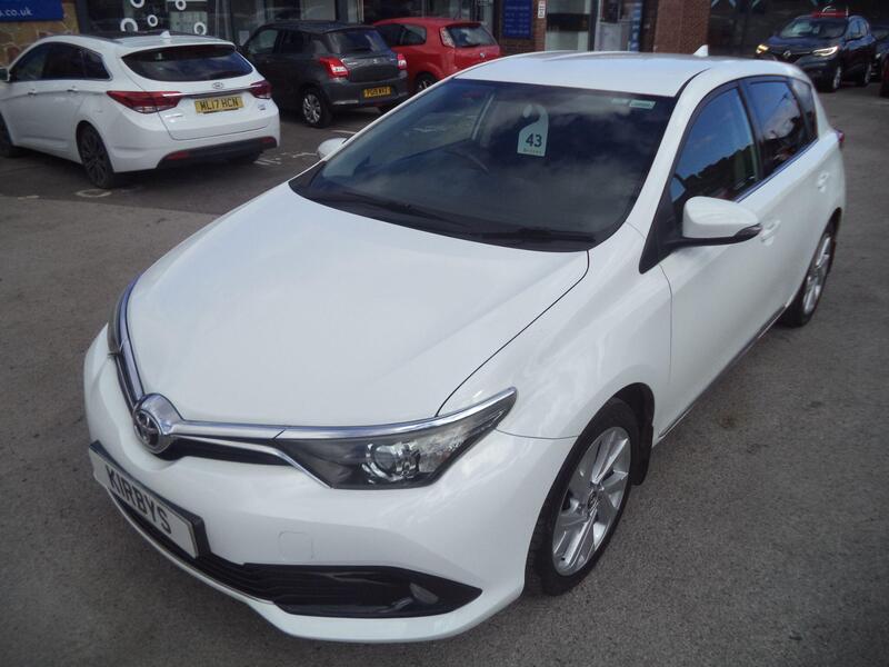 Toyota Auris view 3