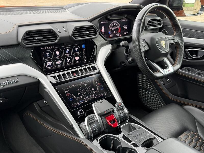 Lamborghini Urus view 3
