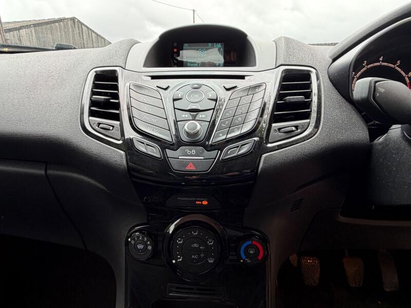 2015 Ford Fiesta — photo 9