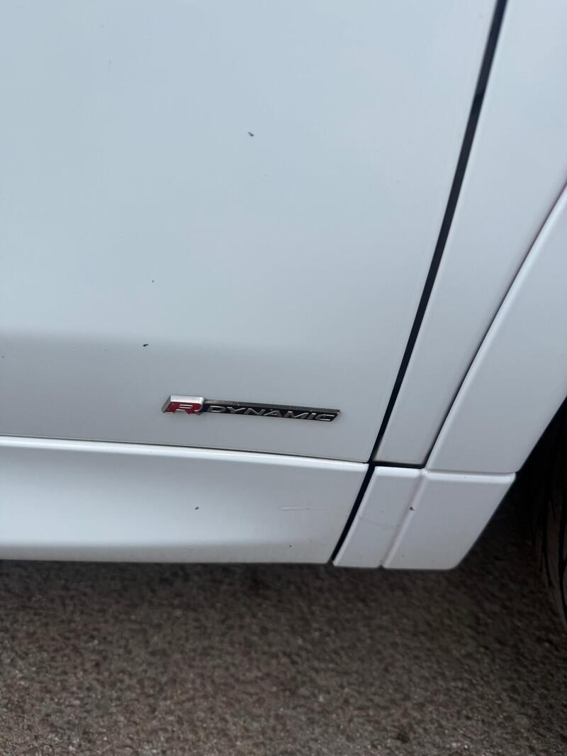 Land Rover Discovery Sport view 7