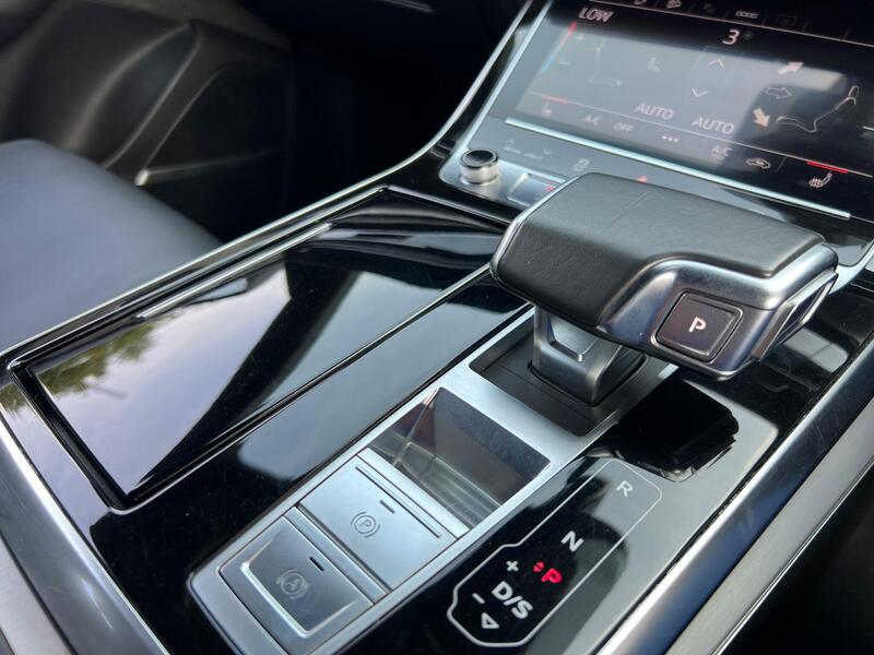 Audi Q8 view 64