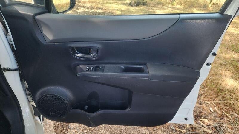 2012 Toyota Yaris — photo 39