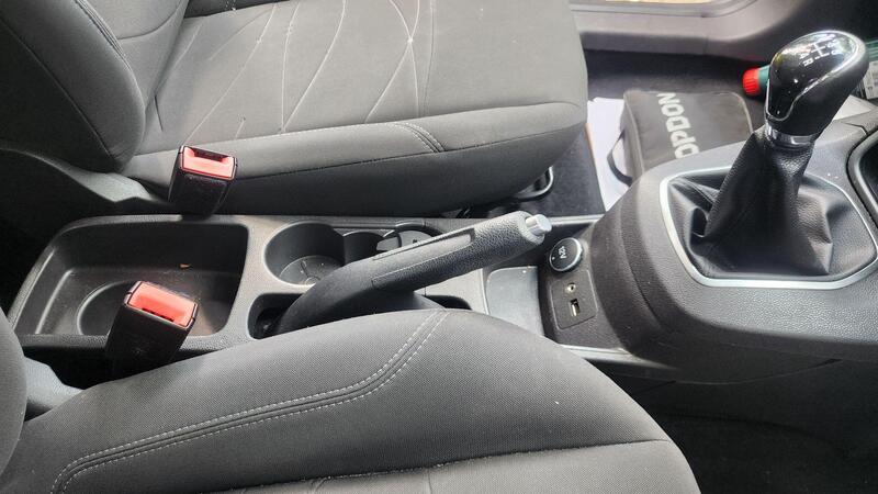 2013 Ford Fiesta — photo 28