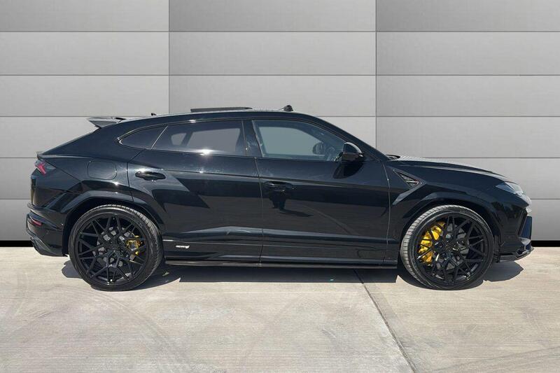 Lamborghini Urus view 5