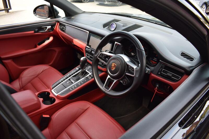 Porsche Macan view 3