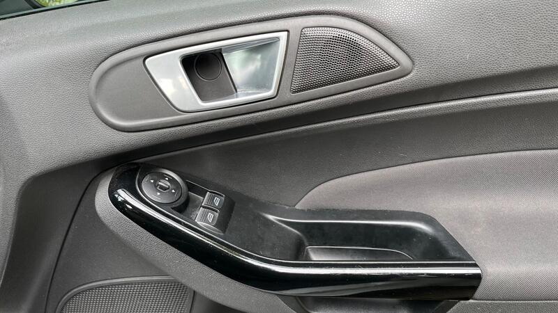 2015 Ford Fiesta — photo 45