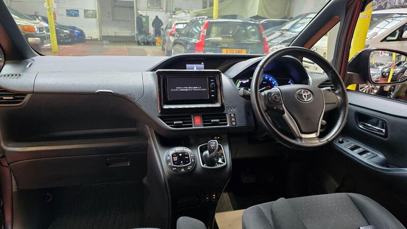 Toyota Voxy view 3