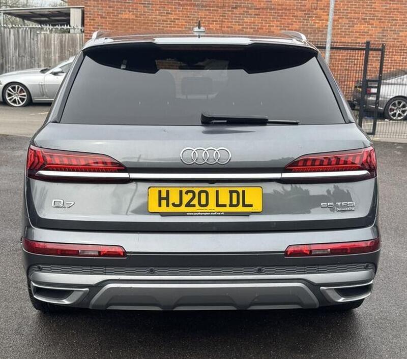 Audi Audi Q7 view 4