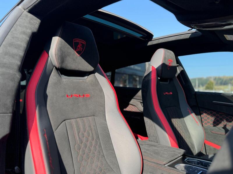 Lamborghini Urus view 3