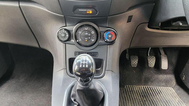 2013 Ford Fiesta — photo 24