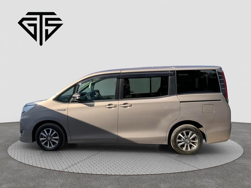 Toyota Noah view 6