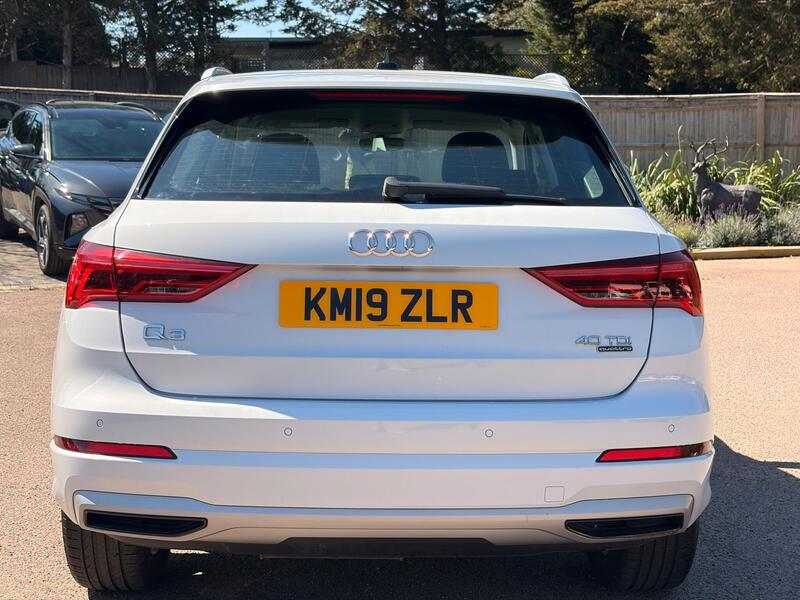 Audi Q3 view 7