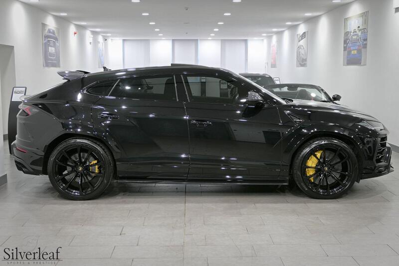 Lamborghini Urus view 3